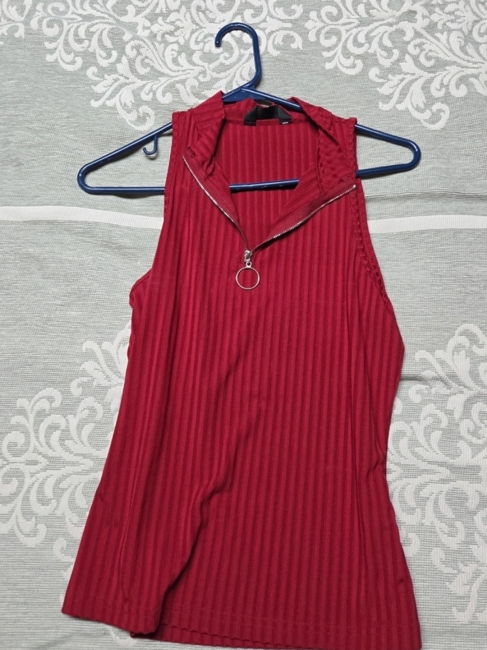 chic Red Ribbed Sleeveless Zip-Front Tank with Ring Pull